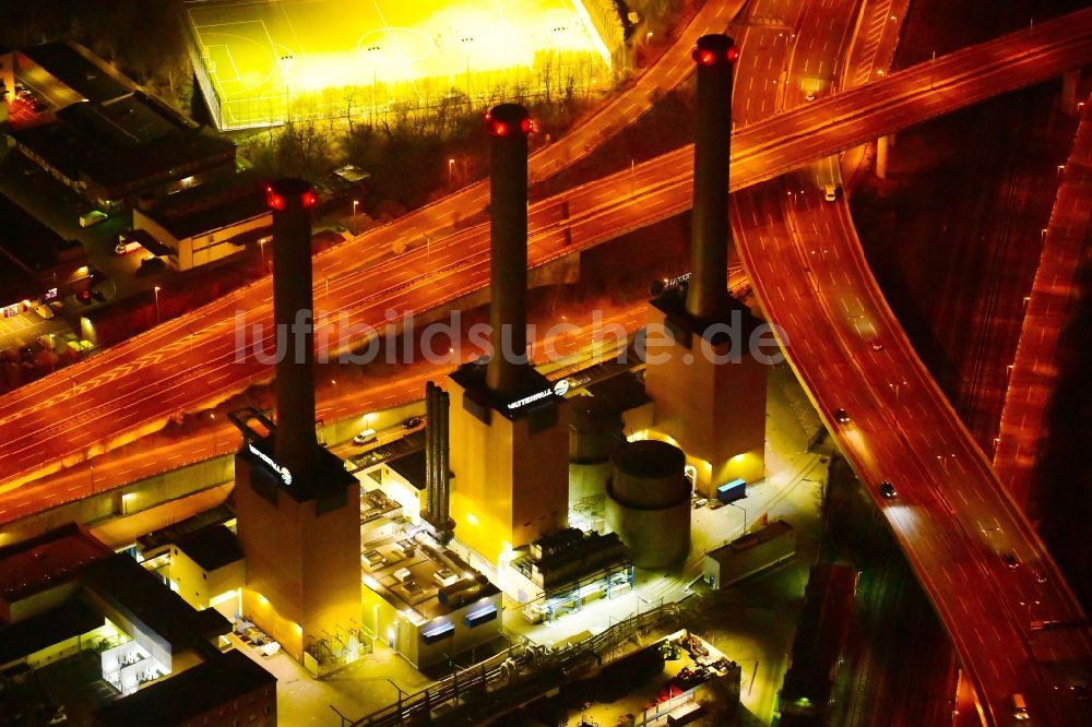 Nacht-Luftaufnahme Berlin - Nachtluftbild Kraftwerksanlagen des Heizkraftwerk Wilmersdorf in Berlin, Deutschland