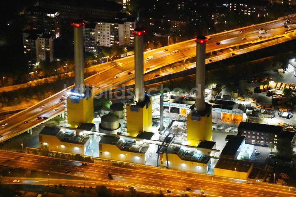 Nacht-Luftaufnahme Berlin - Nachtluftbild Kraftwerksanlagen des Heizkraftwerk Wilmersdorf in Berlin, Deutschland