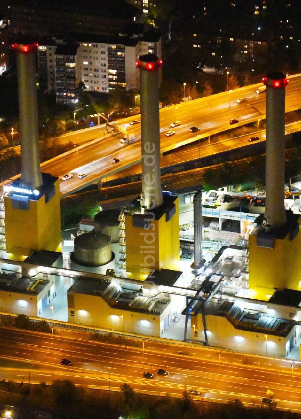 Berlin bei Nacht von oben - Nachtluftbild Kraftwerksanlagen des Heizkraftwerk Wilmersdorf in Berlin, Deutschland