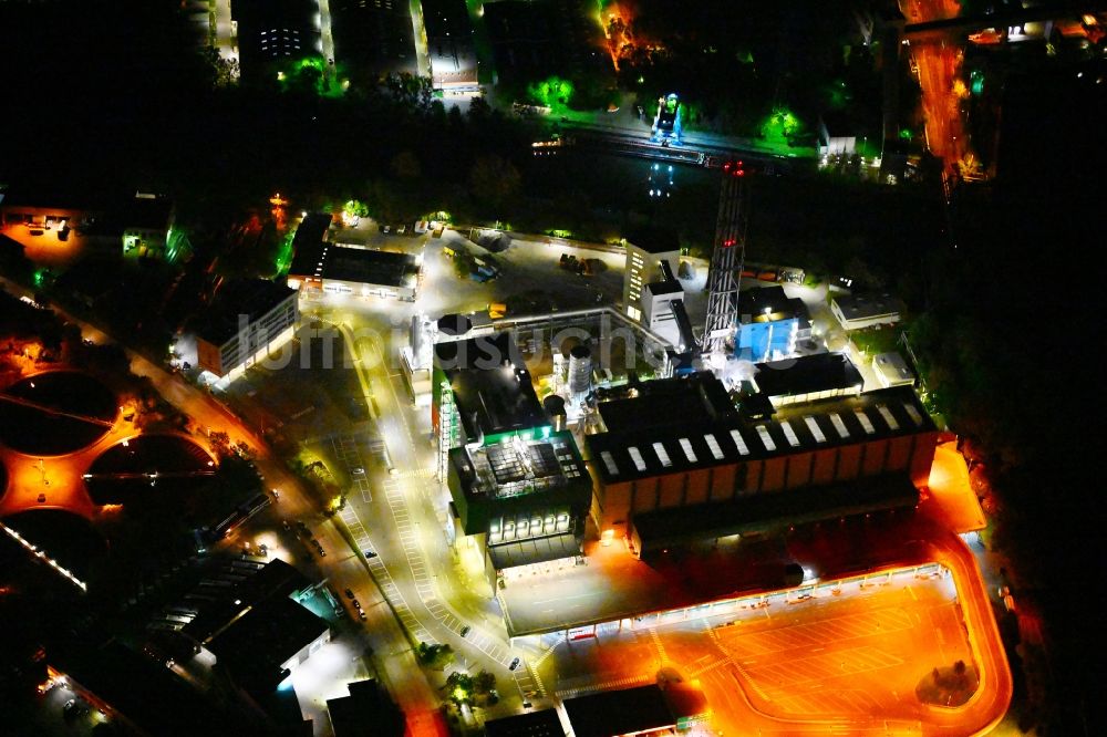 Nachtluftbild Berlin - Nachtluftbild Kraftwerksanlagen des Heizkraftwerkes BSR Müllheizkraftwerk Ruhleben an der Freiheit in Berlin