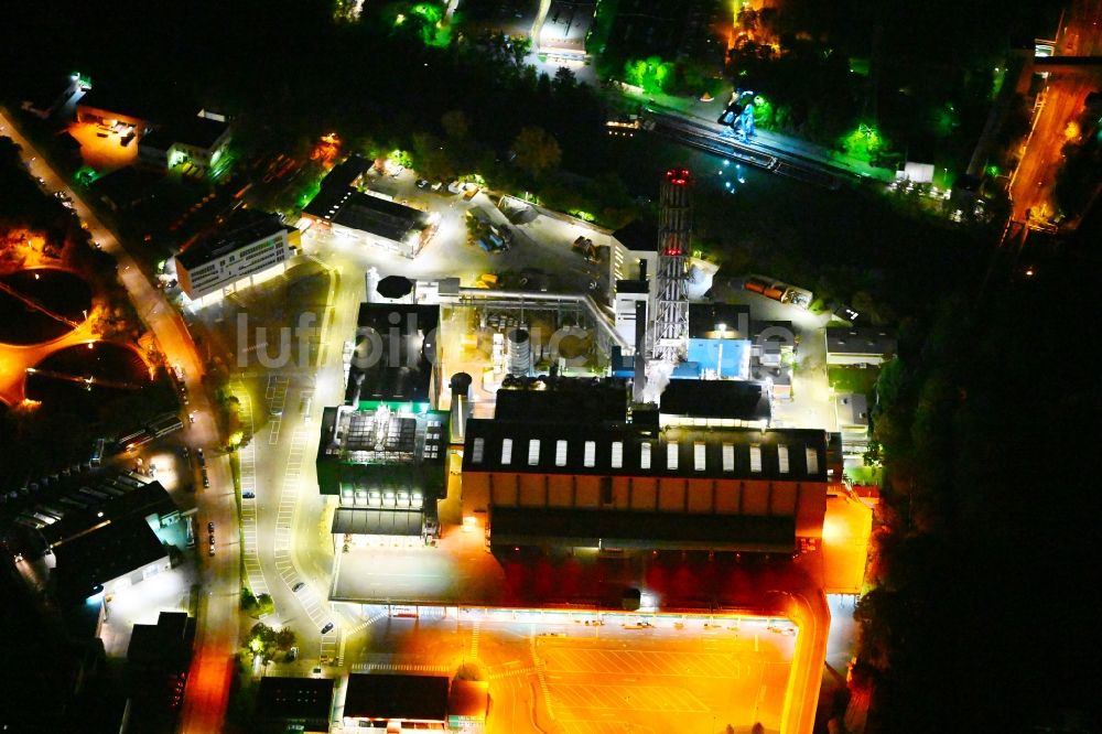 Nacht-Luftaufnahme Berlin - Nachtluftbild Kraftwerksanlagen des Heizkraftwerkes BSR Müllheizkraftwerk Ruhleben an der Freiheit in Berlin