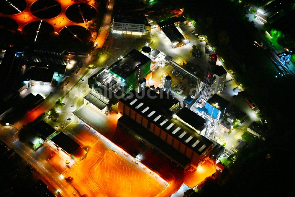 Berlin bei Nacht aus der Vogelperspektive: Nachtluftbild Kraftwerksanlagen des Heizkraftwerkes BSR Müllheizkraftwerk Ruhleben an der Freiheit in Berlin