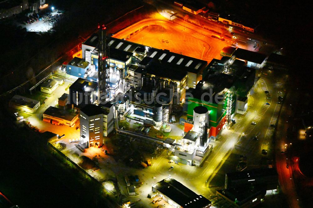 Nachtluftbild Berlin - Nachtluftbild Kraftwerksanlagen des Heizkraftwerkes BSR Müllheizkraftwerk Ruhleben an der Freiheit in Berlin