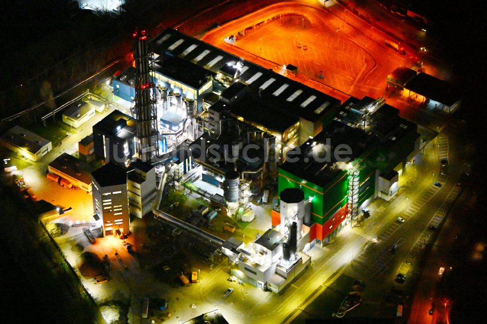 Nacht-Luftaufnahme Berlin - Nachtluftbild Kraftwerksanlagen des Heizkraftwerkes BSR Müllheizkraftwerk Ruhleben an der Freiheit in Berlin