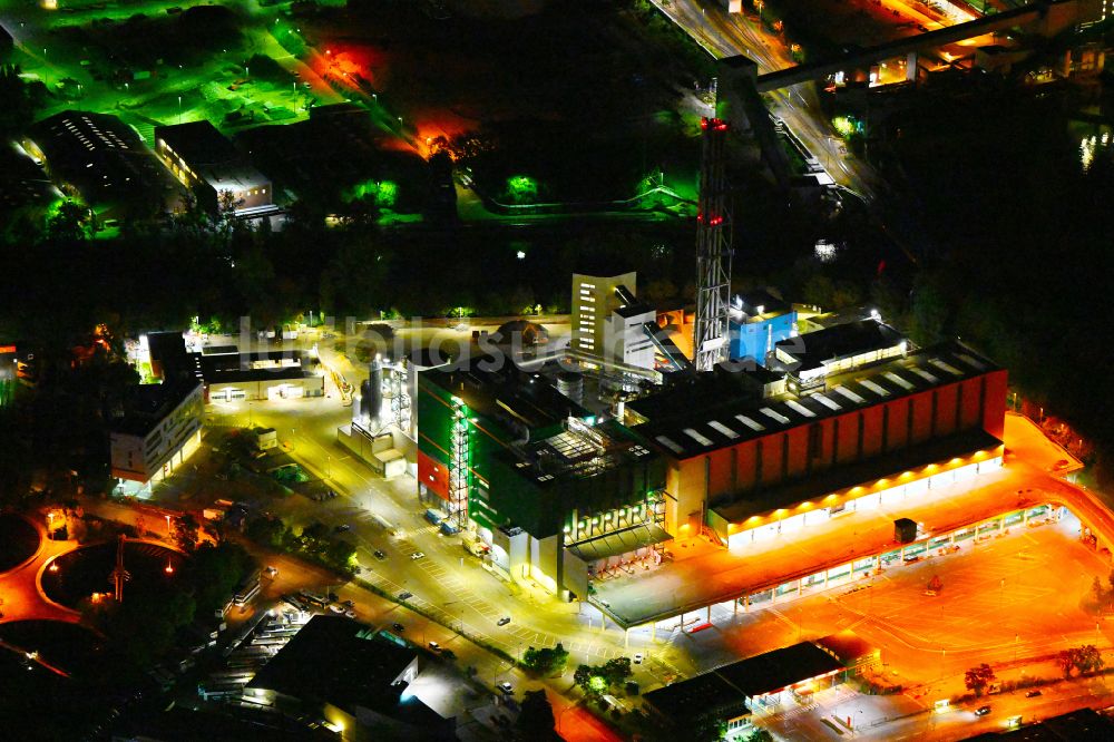 Berlin bei Nacht von oben - Nachtluftbild Kraftwerksanlagen des Heizkraftwerkes BSR Müllheizkraftwerk Ruhleben an der Freiheit in Berlin