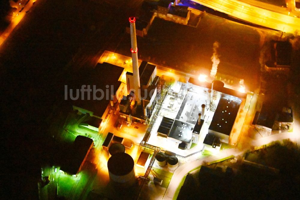 Nacht-Luftaufnahme Dessau - Nachtluftbild Kraftwerksanlagen des Heizkraftwerkes in Dessau im Bundesland Sachsen-Anhalt, Deutschland