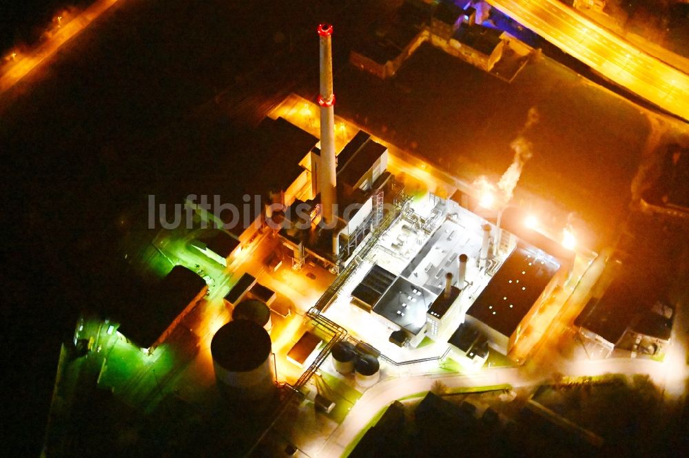 Dessau bei Nacht von oben - Nachtluftbild Kraftwerksanlagen des Heizkraftwerkes in Dessau im Bundesland Sachsen-Anhalt, Deutschland