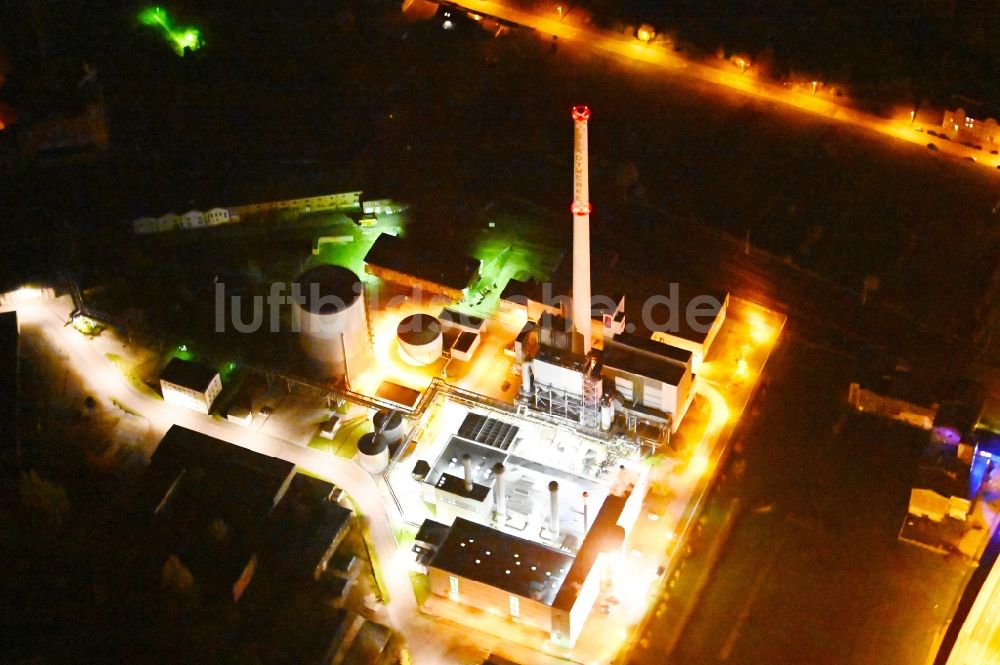 Dessau bei Nacht aus der Vogelperspektive: Nachtluftbild Kraftwerksanlagen des Heizkraftwerkes in Dessau im Bundesland Sachsen-Anhalt, Deutschland