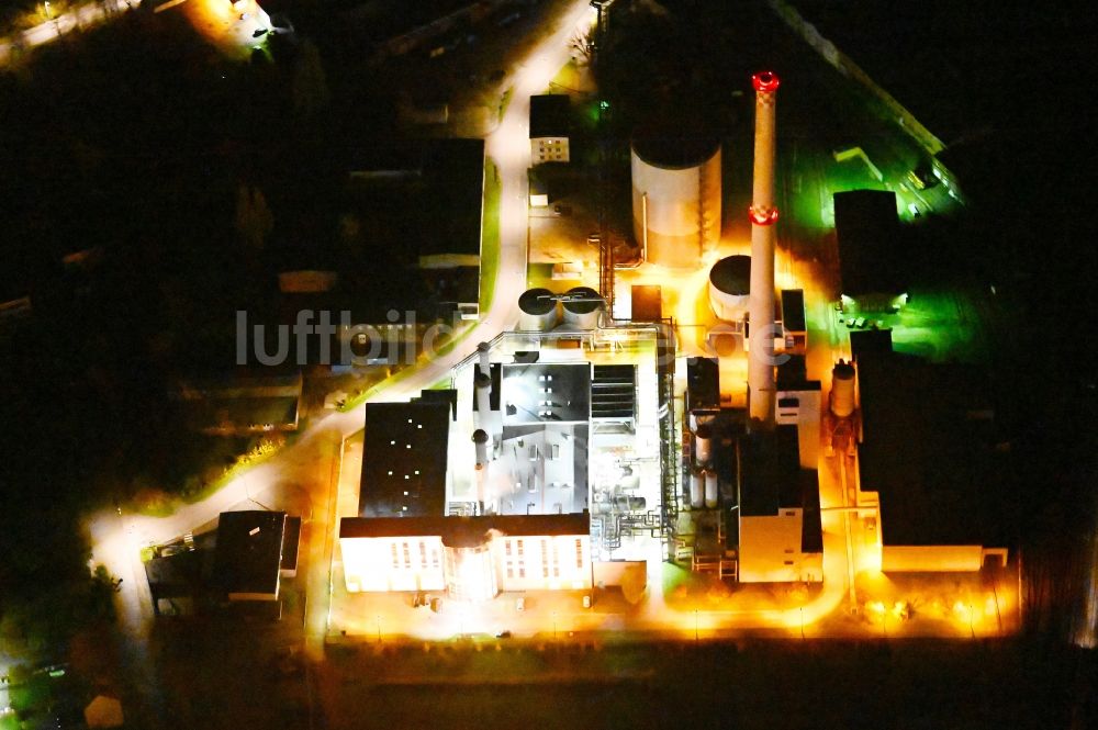Nachtluftbild Dessau - Nachtluftbild Kraftwerksanlagen des Heizkraftwerkes in Dessau im Bundesland Sachsen-Anhalt, Deutschland