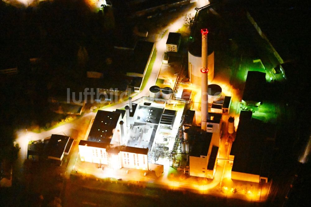 Nacht-Luftaufnahme Dessau - Nachtluftbild Kraftwerksanlagen des Heizkraftwerkes in Dessau im Bundesland Sachsen-Anhalt, Deutschland