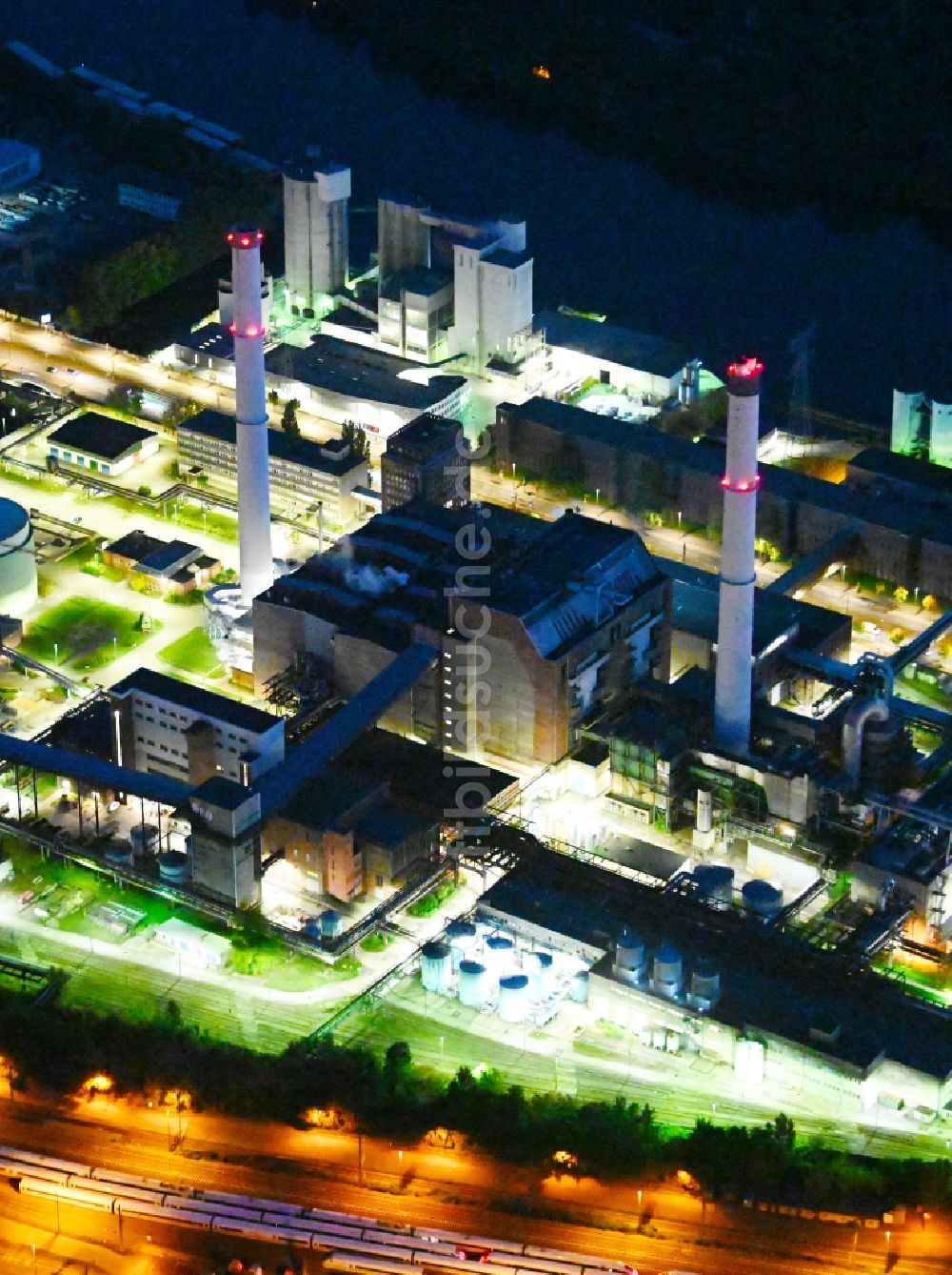 Berlin bei Nacht aus der Vogelperspektive: Nachtluftbild Kraftwerksanlagen des Heizkraftwerkes Klingenberg im Ortsteil Rummelsburg in Berlin, Deutschland