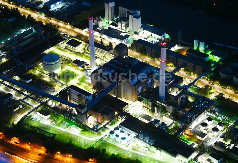 Nachtluftbild Berlin - Nachtluftbild Kraftwerksanlagen des Heizkraftwerkes Klingenberg im Ortsteil Rummelsburg in Berlin, Deutschland