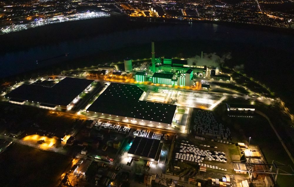 Düsseldorf bei Nacht von oben - Nachtluftbild Kraftwerksanlagen des Heizkraftwerkes Lausward der Stadtwerke Düsseldorf AG am Rhein- Hafen in Düsseldorf im Bundesland Nordrhein-Westfalen
