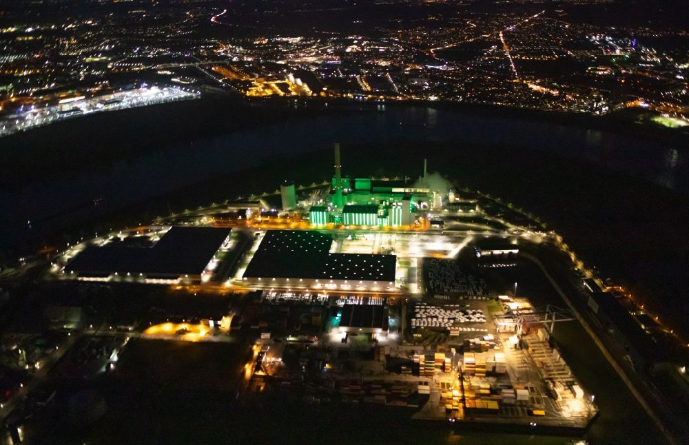 Nachtluftbild Düsseldorf - Nachtluftbild Kraftwerksanlagen des Heizkraftwerkes Lausward der Stadtwerke Düsseldorf AG am Rhein- Hafen in Düsseldorf im Bundesland Nordrhein-Westfalen