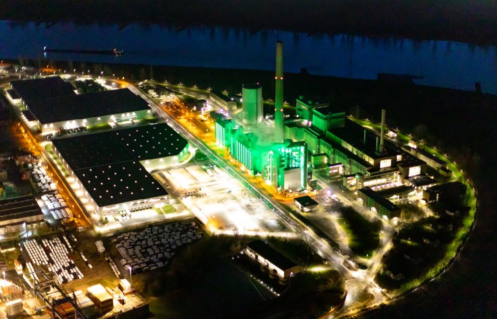 Nacht-Luftaufnahme Düsseldorf - Nachtluftbild Kraftwerksanlagen des Heizkraftwerkes Lausward der Stadtwerke Düsseldorf AG am Rhein- Hafen in Düsseldorf im Bundesland Nordrhein-Westfalen