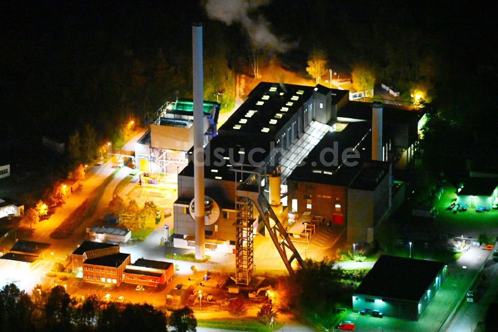 Nachtluftbild Neunkirchen - Nachtluftbild Kraftwerksanlagen des Heizkraftwerkes der Müllverbrennungsanlage - Abfallheizkraftwerk (AHKW) in Neunkirchen im Bundesland Saarland, Deutschland