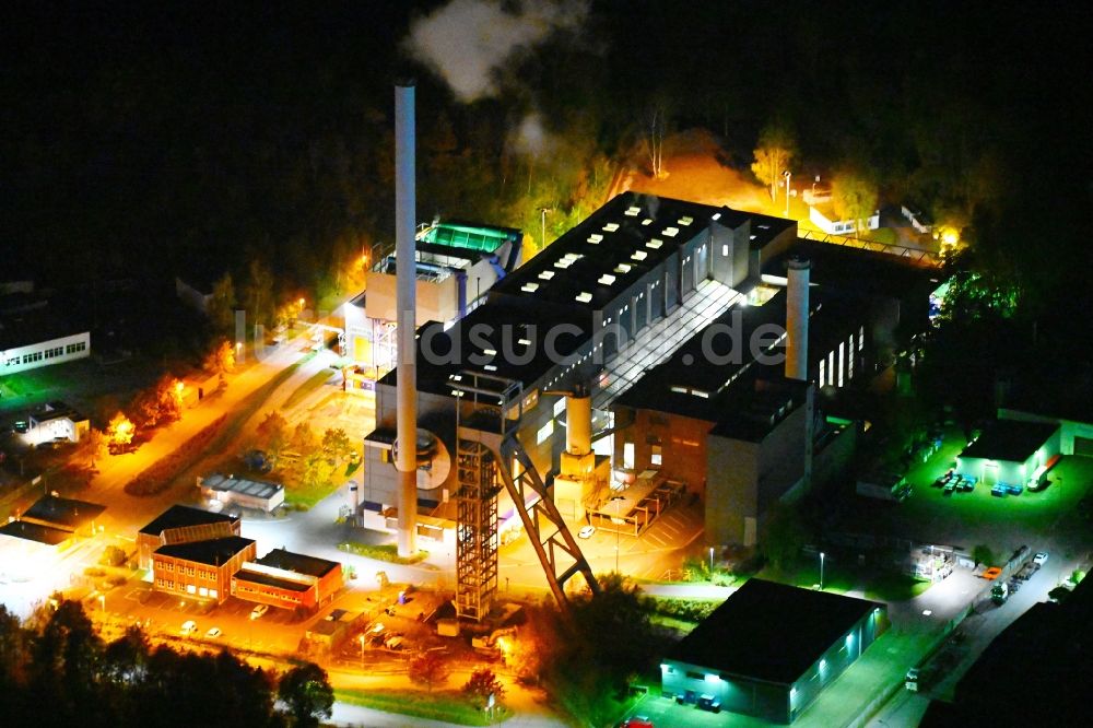 Nacht-Luftaufnahme Neunkirchen - Nachtluftbild Kraftwerksanlagen des Heizkraftwerkes der Müllverbrennungsanlage - Abfallheizkraftwerk (AHKW) in Neunkirchen im Bundesland Saarland, Deutschland