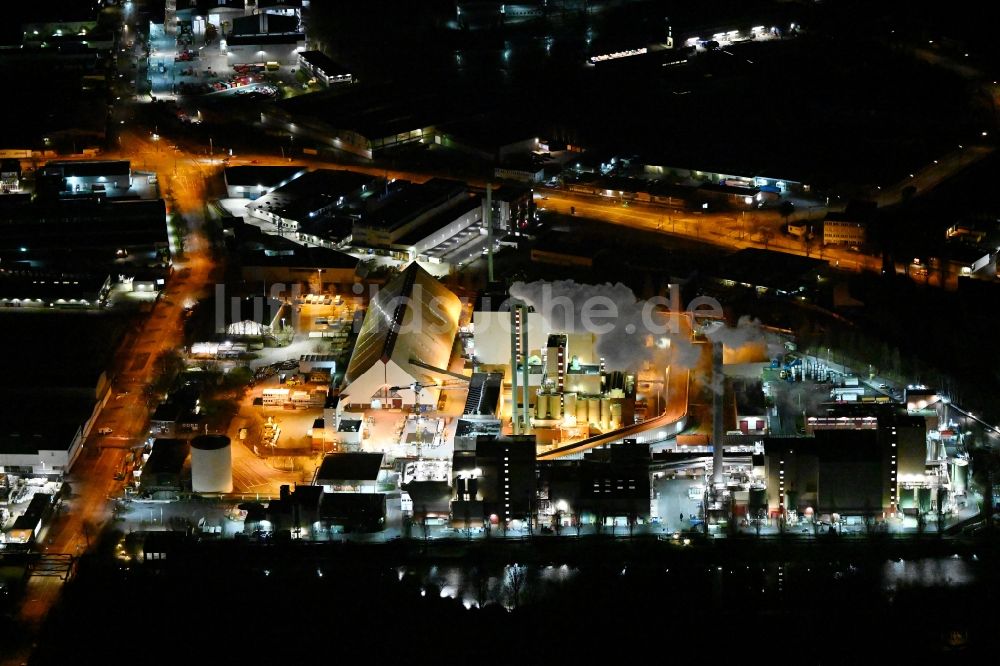 Nachtluftbild Hamburg - Nachtluftbild Kraftwerksanlagen des Heizkraftwerkes der Müllverbrennungsanlage Müllverwertung Borsigstraße GmbH in Hamburg, Deutschland
