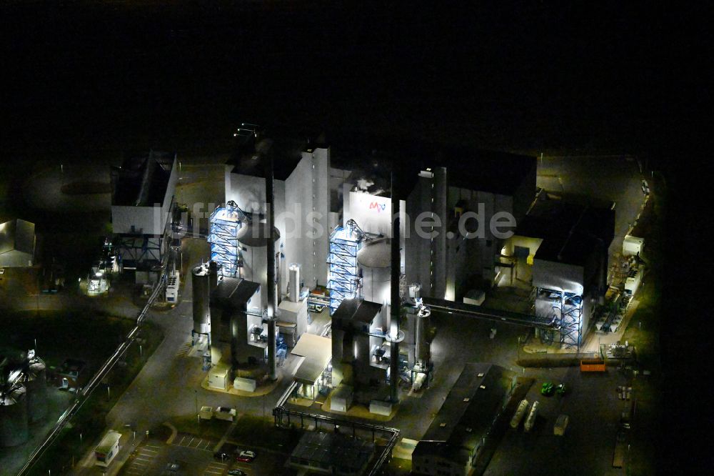 Leuna bei Nacht von oben - Nachtluftbild Kraftwerksanlagen des Heizkraftwerkes der Müllverbrennungsanlage MVV Trea Leuna in Leuna im Bundesland Sachsen-Anhalt, Deutschland