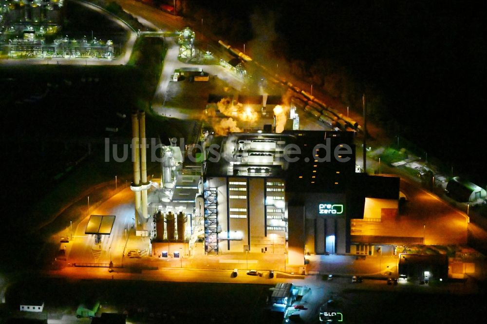 Nacht-Luftaufnahme Bernburg (Saale) - Nachtluftbild Kraftwerksanlagen des Heizkraftwerkes der Müllverbrennungsanlage der Pre Zero Energy in Bernburg (Saale) im Bundesland Sachsen-Anhalt, Deutschland