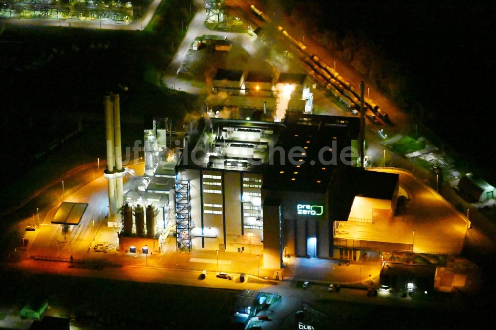Bernburg (Saale) bei Nacht von oben - Nachtluftbild Kraftwerksanlagen des Heizkraftwerkes der Müllverbrennungsanlage der Pre Zero Energy in Bernburg (Saale) im Bundesland Sachsen-Anhalt, Deutschland
