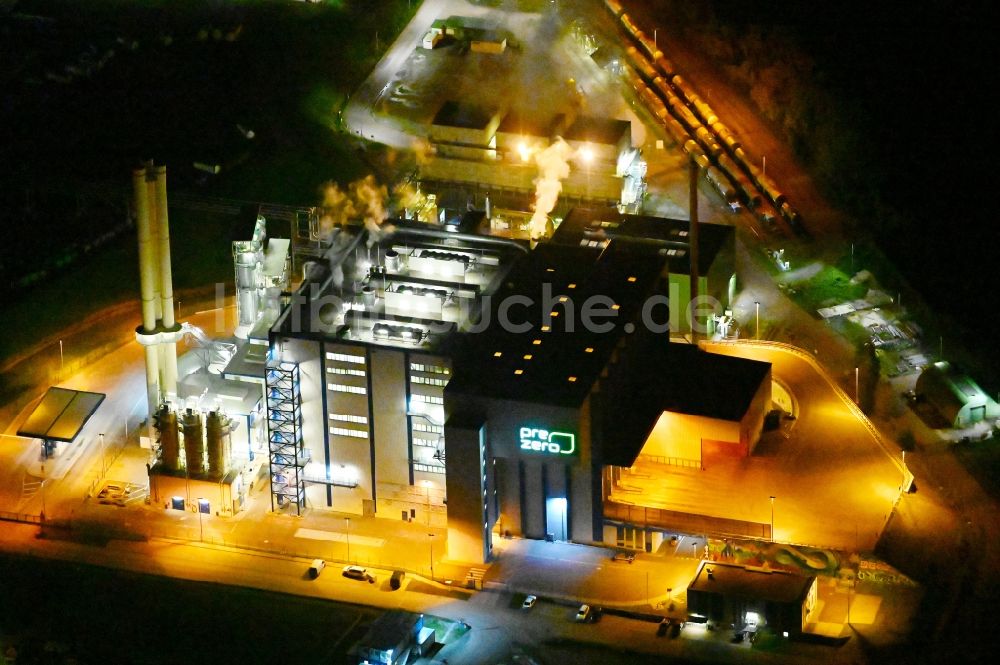 Nachtluftbild Bernburg (Saale) - Nachtluftbild Kraftwerksanlagen des Heizkraftwerkes der Müllverbrennungsanlage der Pre Zero Energy in Bernburg (Saale) im Bundesland Sachsen-Anhalt, Deutschland