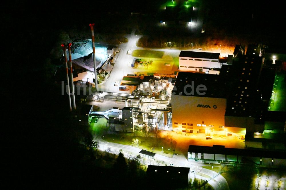 Nacht-Luftaufnahme Ingolstadt - Nachtluftbild Kraftwerksanlagen des Heizkraftwerkes der MVA Müllverbrennungsanlage Mailing in Ingolstadt im Bundesland Bayern, Deutschland