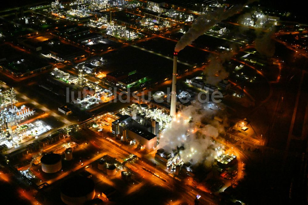 Leuna bei Nacht von oben - Nachtluftbild Kraftwerksanlagen des Heizkraftwerkes der STEAG-Raffinerie-Kraftwerk Sachsen-Anhalt GmbH in Leuna im Bundesland Sachsen-Anhalt, Deutschland