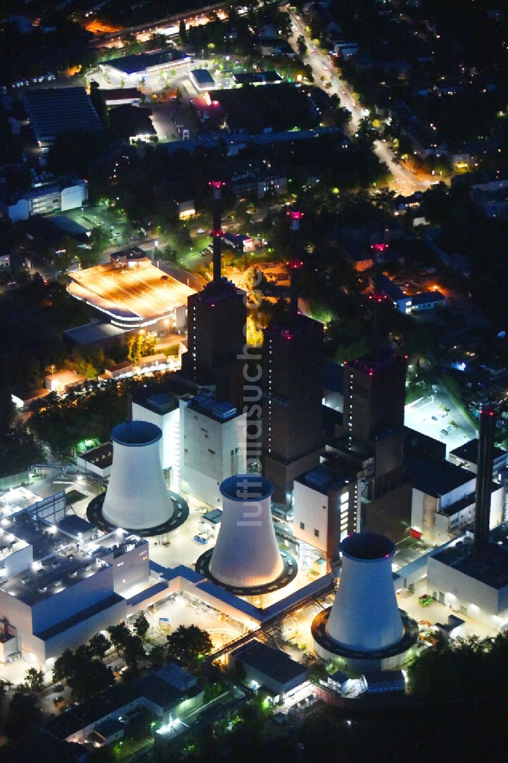 Berlin bei Nacht von oben - Nachtluftbild Kraftwerksanlagen des Heizkraftwerkes Vattenfall Heizkraftwerk Lichterfelde am Ostpreußendamm in Berlin, Deutschland