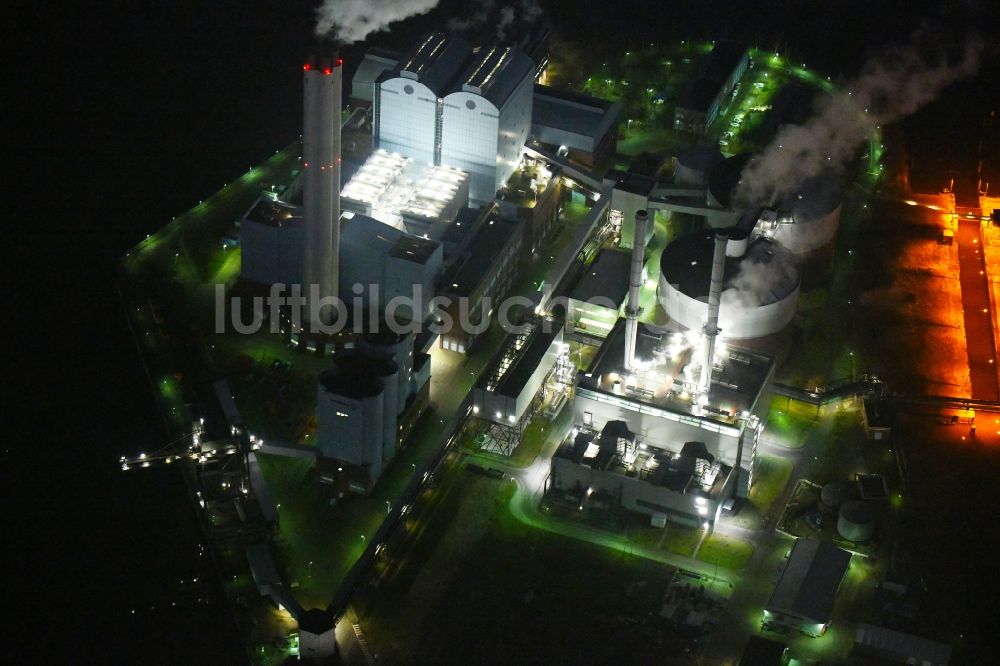 Hamburg bei Nacht aus der Vogelperspektive: Nachtluftbild Kraftwerksanlagen des Heizkraftwerkes Vattenfall Kraftwerk Tiefstack in Hamburg, Deutschland