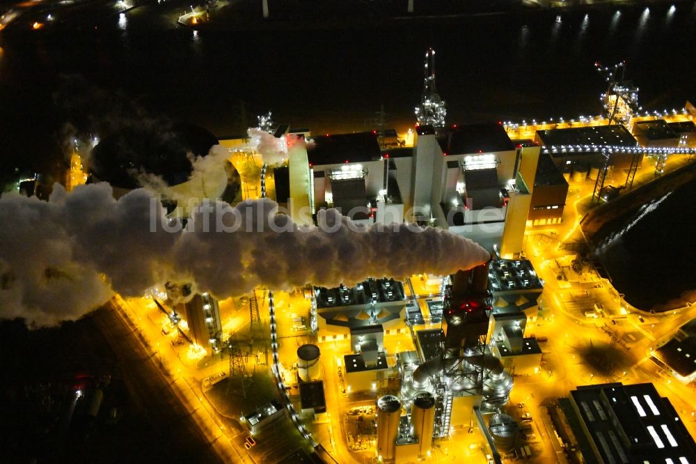Hamburg bei Nacht aus der Vogelperspektive: Nachtluftbild Kraftwerksanlagen des Heizkraftwerkes Vattenfall Tiefstack in Hamburg Moorburg, Deutschland
