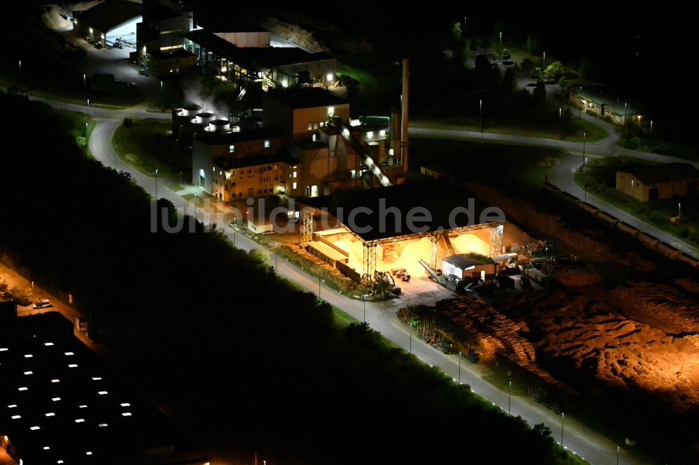 Eberswalde bei Nacht von oben - Nachtluftbild Kraftwerksanlagen des Holz- Heizkraftwerkes 1Heiz Pellets in Eberswalde im Bundesland Brandenburg, Deutschland