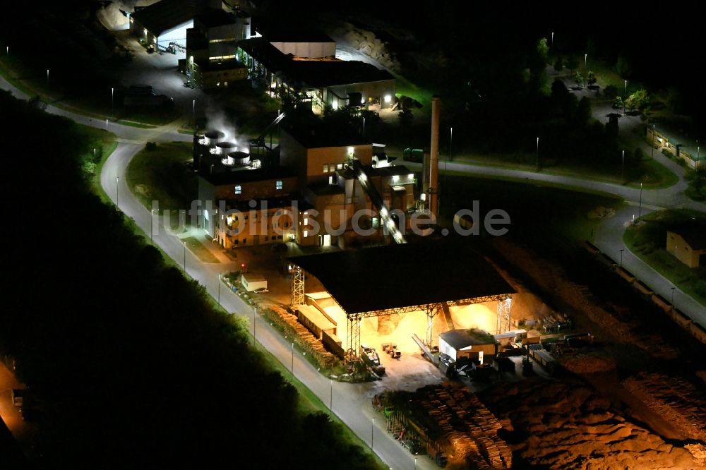 Eberswalde bei Nacht aus der Vogelperspektive: Nachtluftbild Kraftwerksanlagen des Holz- Heizkraftwerkes 1Heiz Pellets in Eberswalde im Bundesland Brandenburg, Deutschland