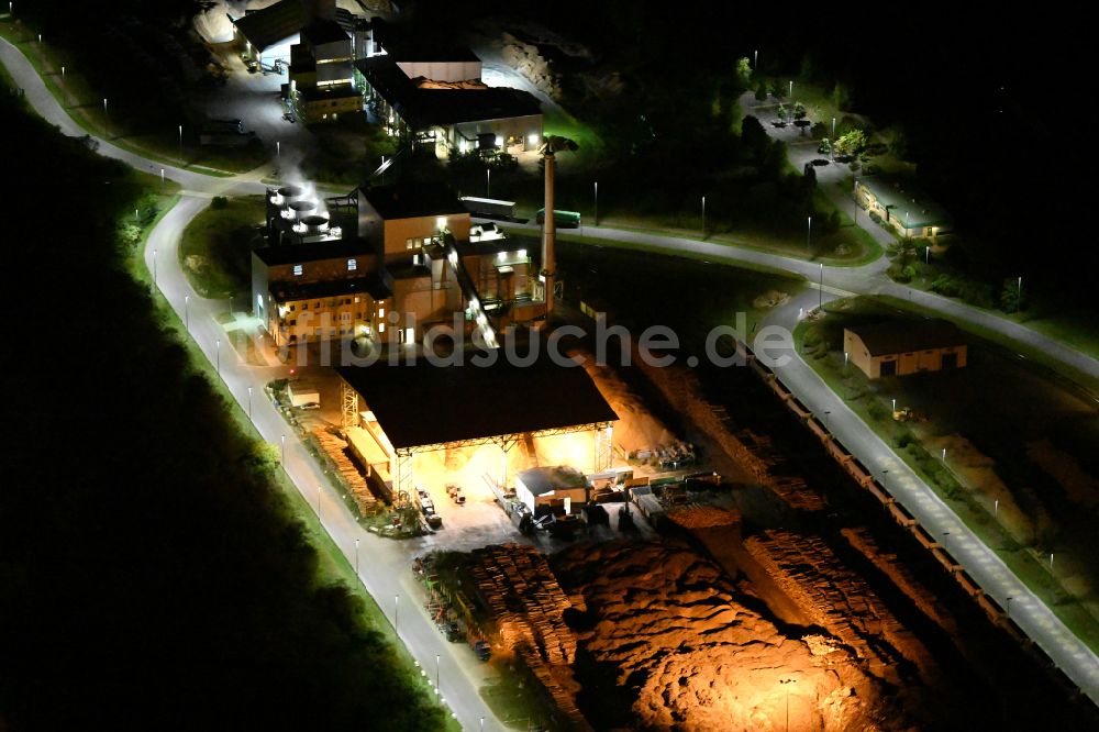 Nachtluftbild Eberswalde - Nachtluftbild Kraftwerksanlagen des Holz- Heizkraftwerkes 1Heiz Pellets in Eberswalde im Bundesland Brandenburg, Deutschland