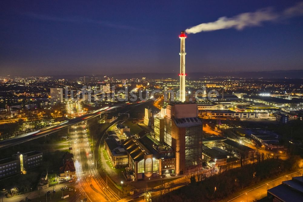 Karlsruhe bei Nacht aus der Vogelperspektive: Nachtluftbild Kraftwerksanlagen des Kohle- Heizkraftwerk West in Karlsruhe im Bundesland Baden-Württemberg, Deutschland
