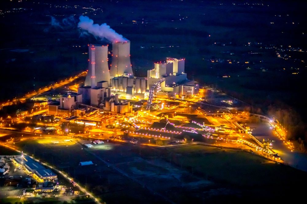 Nacht-Luftaufnahme Hamm - Nachtluftbild Kraftwerksanlagen des Kohle- Heizkraftwerkes der RWE Power im Stadtteil Schmehausen in Hamm im Bundesland Nordrhein-Westfalen