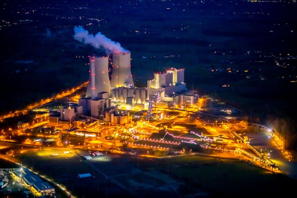 Hamm bei Nacht von oben - Nachtluftbild Kraftwerksanlagen des Kohle- Heizkraftwerkes der RWE Power im Stadtteil Schmehausen in Hamm im Bundesland Nordrhein-Westfalen