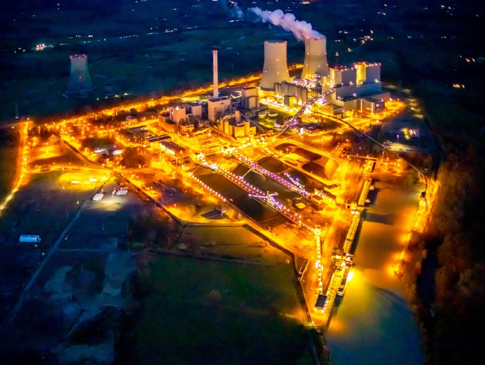 Nachtluftbild Hamm - Nachtluftbild Kraftwerksanlagen des Kohle- Heizkraftwerkes der RWE Power im Stadtteil Schmehausen in Hamm im Bundesland Nordrhein-Westfalen