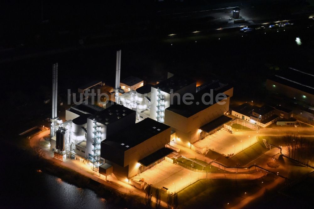 Nacht-Luftaufnahme Magdeburg - Nachtluftbild Kraftwerksanlagen des Müll-Heizkraftwerkes Rothensee in Magdeburg im Bundesland Sachsen-Anhalt