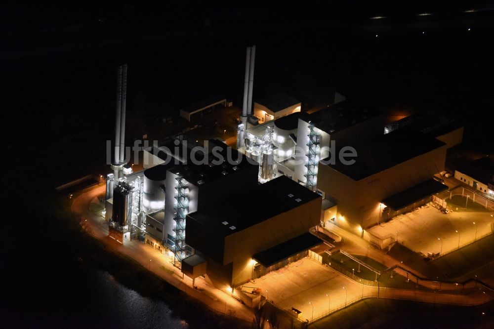 Magdeburg bei Nacht von oben - Nachtluftbild Kraftwerksanlagen des Müll-Heizkraftwerkes Rothensee in Magdeburg im Bundesland Sachsen-Anhalt