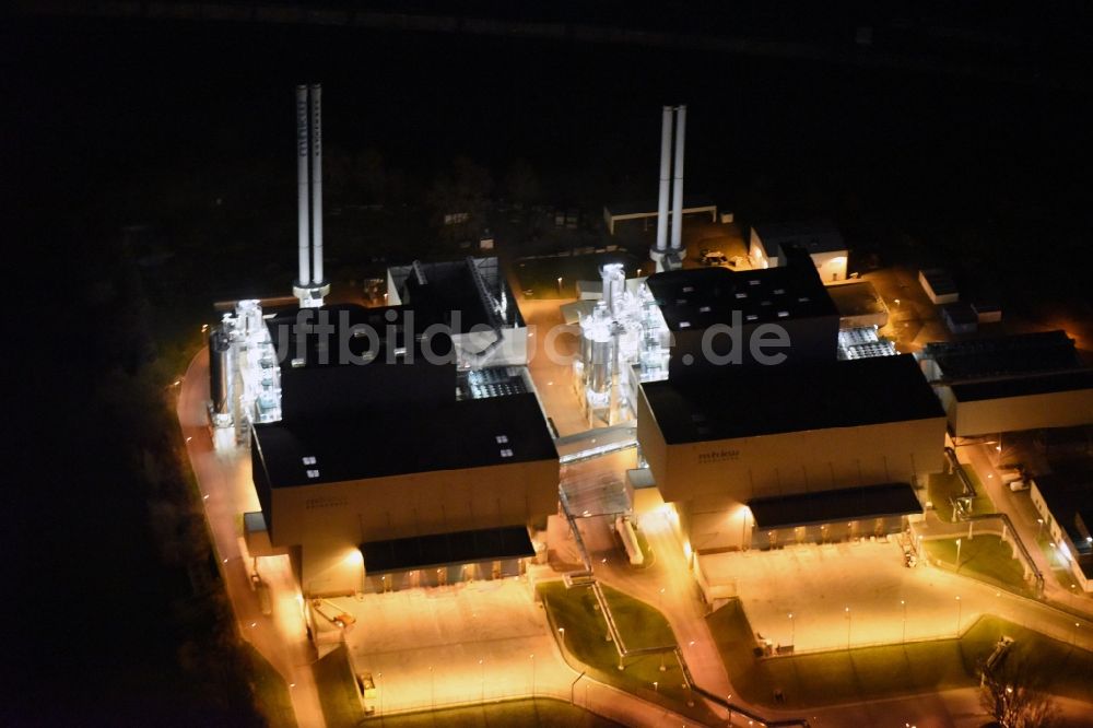 Nachtluftbild Magdeburg - Nachtluftbild Kraftwerksanlagen des Müll-Heizkraftwerkes Rothensee in Magdeburg im Bundesland Sachsen-Anhalt