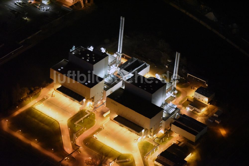 Nacht-Luftaufnahme Magdeburg - Nachtluftbild Kraftwerksanlagen des Müll-Heizkraftwerkes Rothensee in Magdeburg im Bundesland Sachsen-Anhalt