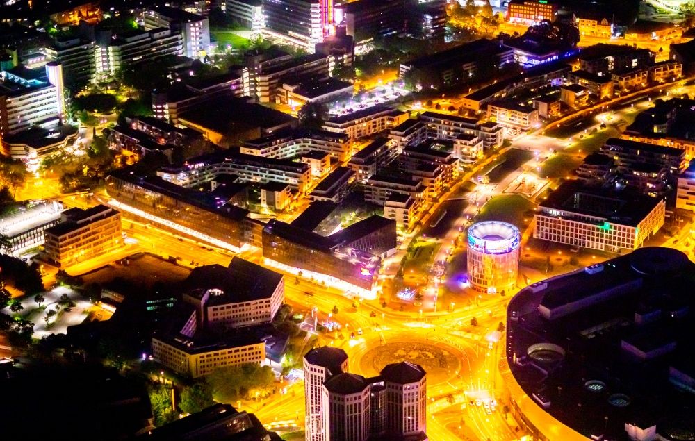 Nacht-Luftaufnahme Essen - Nachtluftbild Kreisverkehr - Straßenverlauf Berliner Platz im Ortsteil Westviertel in Essen im Bundesland Nordrhein-Westfalen, Deutschland