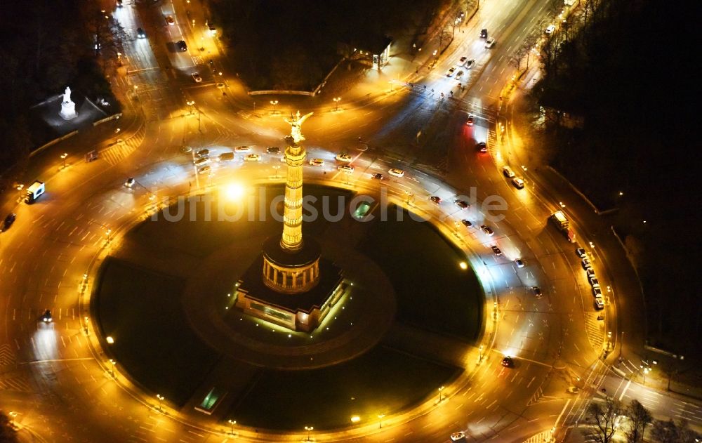 Berlin bei Nacht von oben - Nachtluftbild Kreisverkehr - Straßenverlauf an der Siegessäule - Großer Stern im Parkgelände des Tiergartens in Berlin