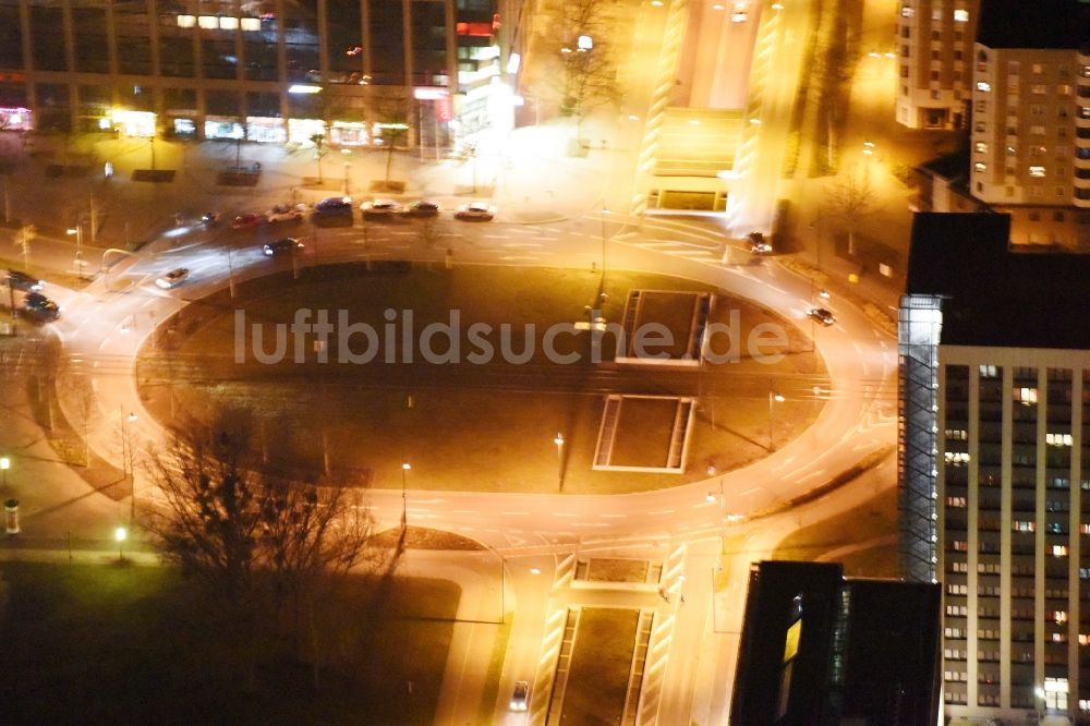 Nacht-Luftaufnahme Magdeburg - Nachtluftbild Kreisverkehr - Straßenverlauf am Universitätsplatz im Ortsteil Alte Neustadt in Magdeburg im Bundesland Sachsen-Anhalt