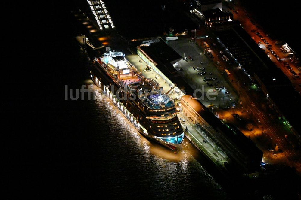 Hamburg bei Nacht aus der Vogelperspektive: Nachtluftbild Kreuzfahrtschiff AIDAsol in Hamburg, Deutschland