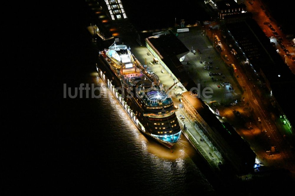 Nachtluftbild Hamburg - Nachtluftbild Kreuzfahrtschiff AIDAsol in Hamburg, Deutschland