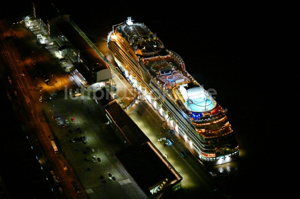 Hamburg bei Nacht von oben - Nachtluftbild Kreuzfahrtschiff AIDAsol in Hamburg, Deutschland