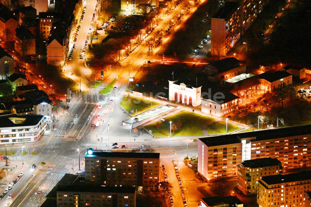Nacht-Luftaufnahme Leipzig - Nachtluftbild Kreuzung Bayrischer Platz - Windmühlenstraße - Str. des 18. Oktober - Arthur-Hoffmann-Straße im Ortsteil Mitte in Leipzig im Bundesland Sachsen, Deutschland