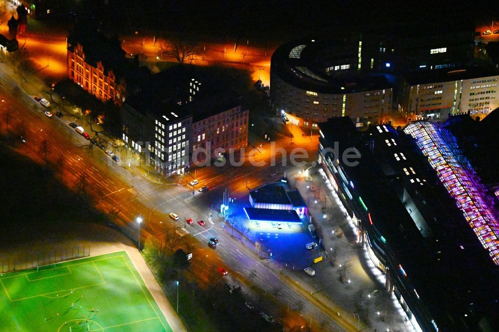 Berlin bei Nacht aus der Vogelperspektive: Nachtluftbild Kreuzung Berliner Straße - Am Borsigturm in Berlin, Deutschland